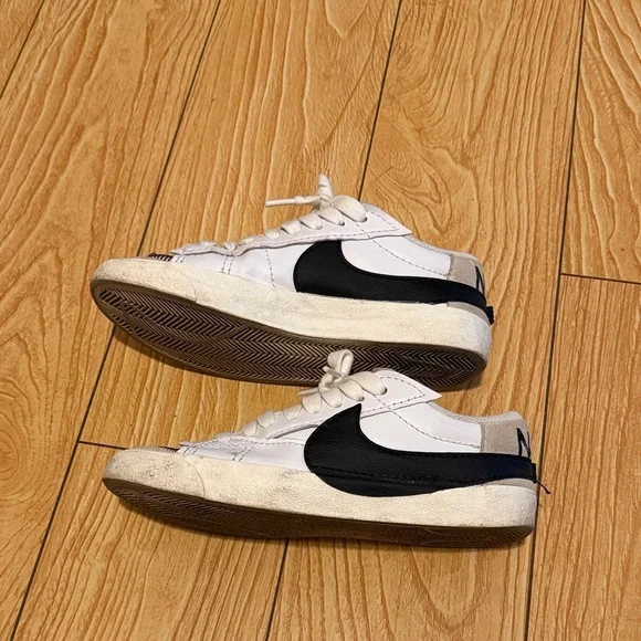Nike Men’s Blazer Low 77’ White and Black Sneakers - Picture 2 of 6